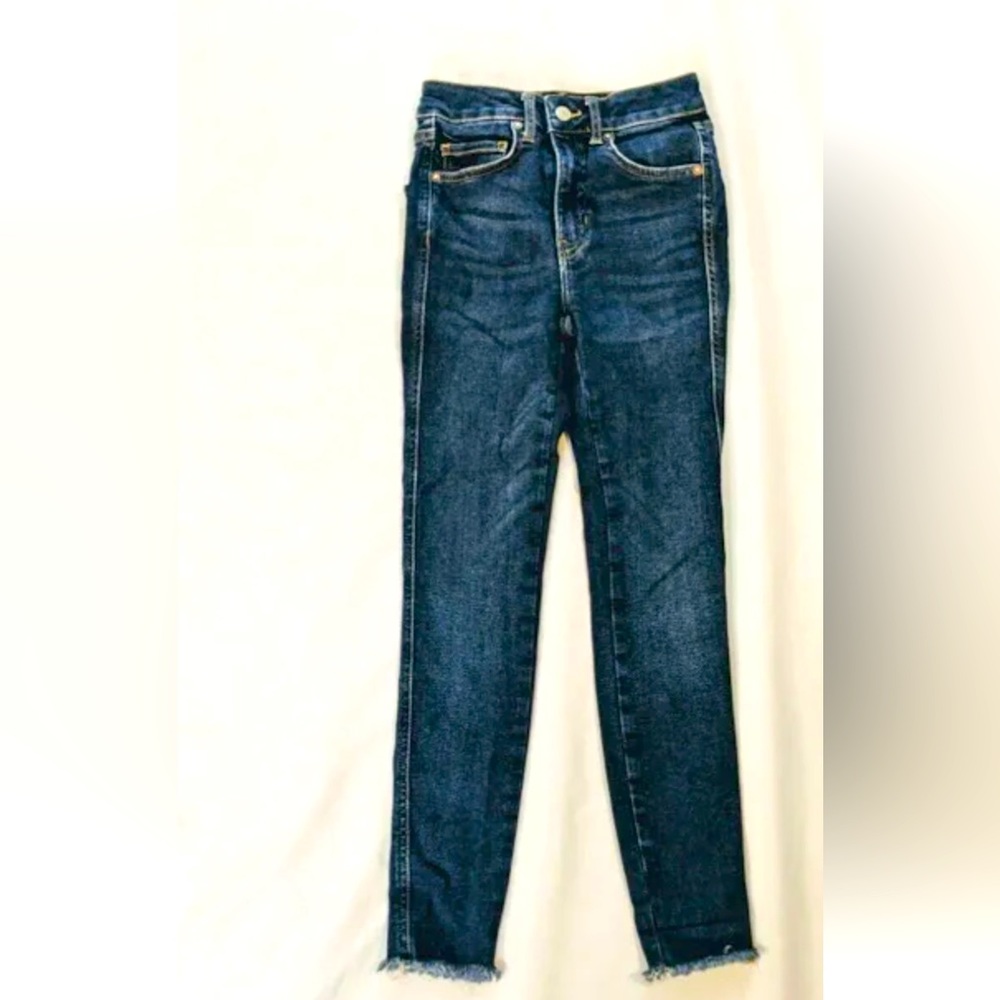 Free people, raw-hem, distressed skinnies. Excellent used condition!